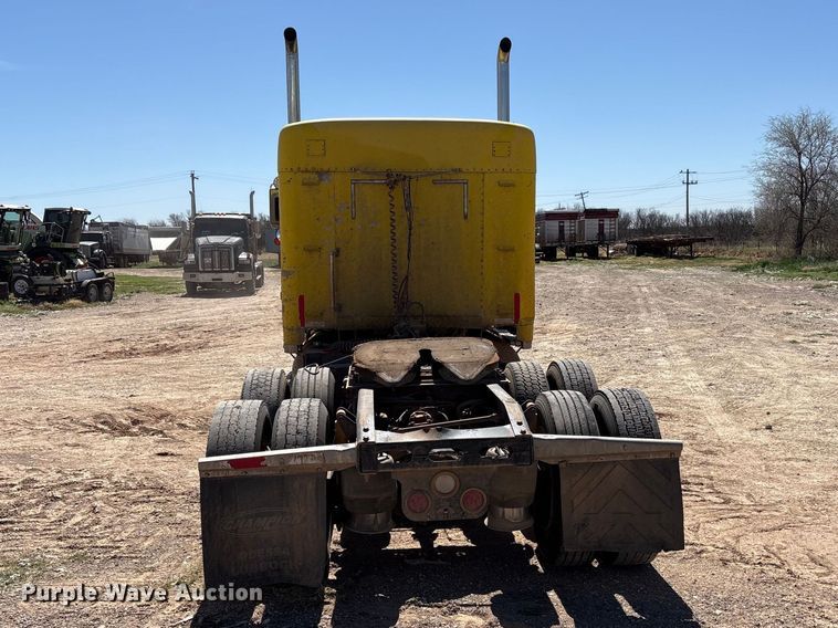 image for item FC2084 2007 Freightliner Classic semi truck