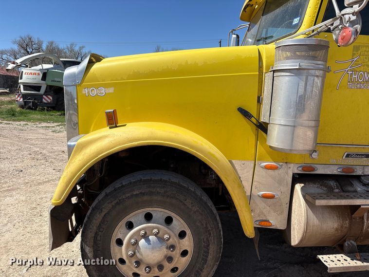 image for item FC2084 2007 Freightliner Classic semi truck
