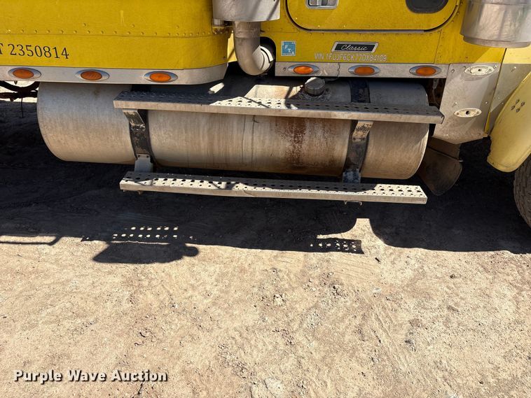 image for item FC2084 2007 Freightliner Classic semi truck