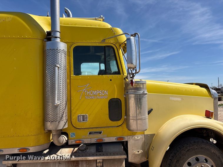 image for item FC2084 2007 Freightliner Classic semi truck