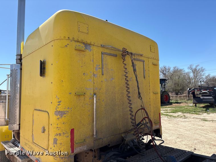 image for item FC2084 2007 Freightliner Classic semi truck