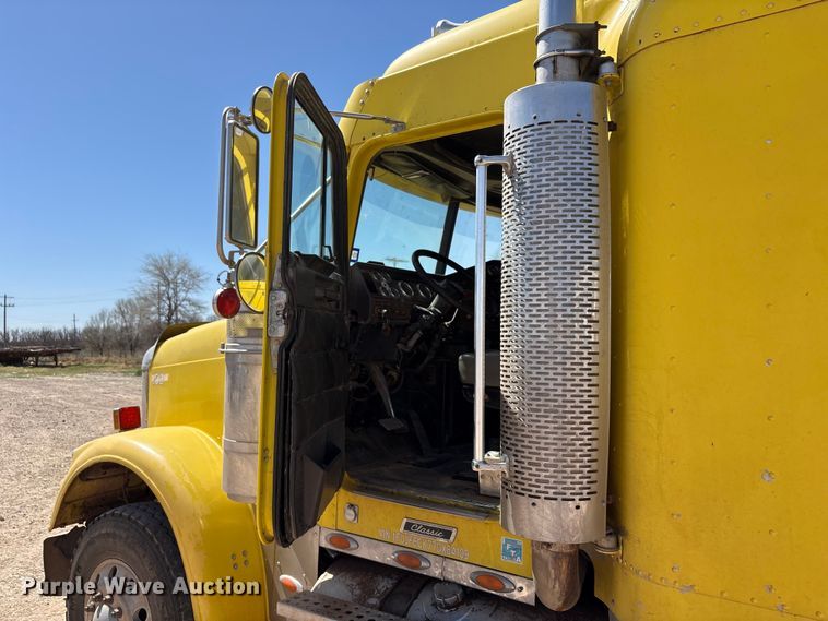 image for item FC2084 2007 Freightliner Classic semi truck