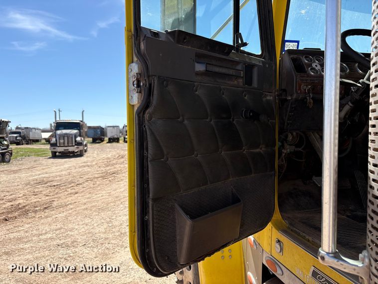 image for item FC2084 2007 Freightliner Classic semi truck