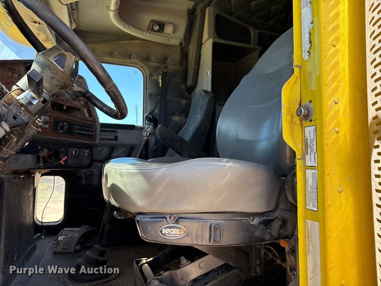 image for item FC2084 2007 Freightliner Classic semi truck