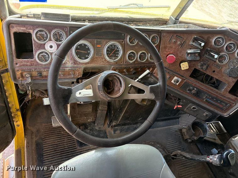 image for item FC2084 2007 Freightliner Classic semi truck