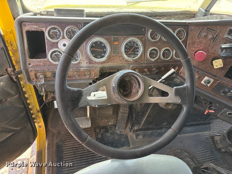 image for item FC2084 2007 Freightliner Classic semi truck