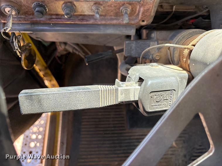 image for item FC2084 2007 Freightliner Classic semi truck