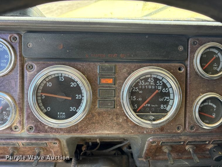 image for item FC2084 2007 Freightliner Classic semi truck