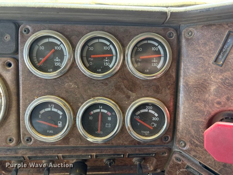 image for item FC2084 2007 Freightliner Classic semi truck