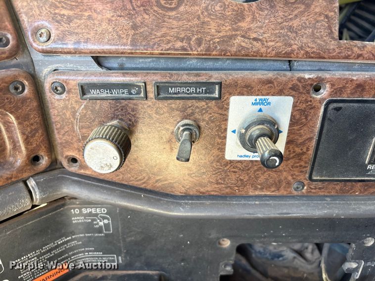 image for item FC2084 2007 Freightliner Classic semi truck
