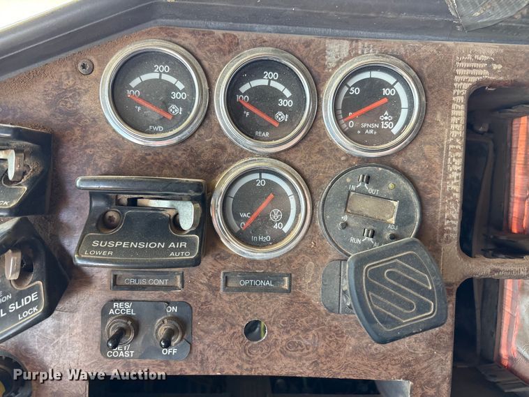 image for item FC2084 2007 Freightliner Classic semi truck