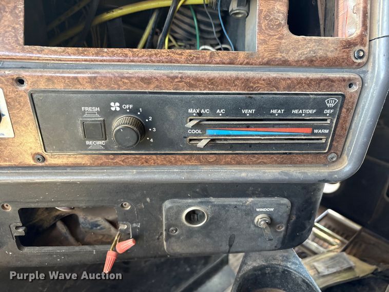 image for item FC2084 2007 Freightliner Classic semi truck