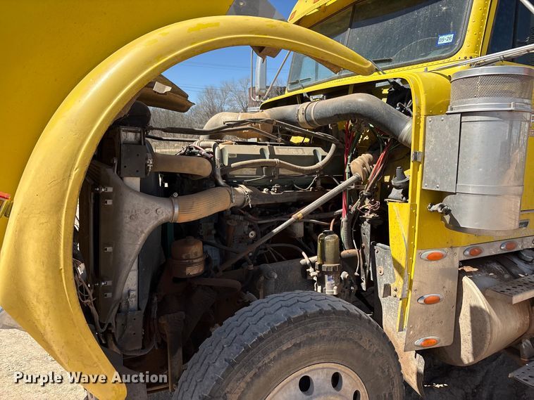 image for item FC2084 2007 Freightliner Classic semi truck