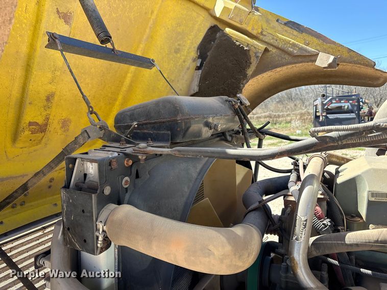 image for item FC2084 2007 Freightliner Classic semi truck