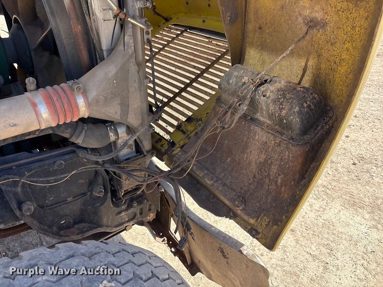 image for item FC2084 2007 Freightliner Classic semi truck