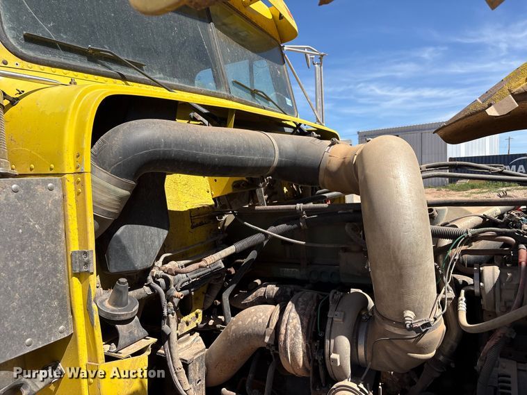 image for item FC2084 2007 Freightliner Classic semi truck