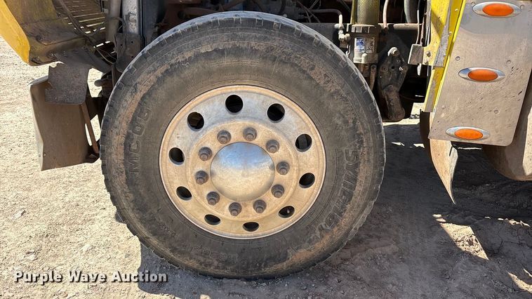 image for item FC2084 2007 Freightliner Classic semi truck