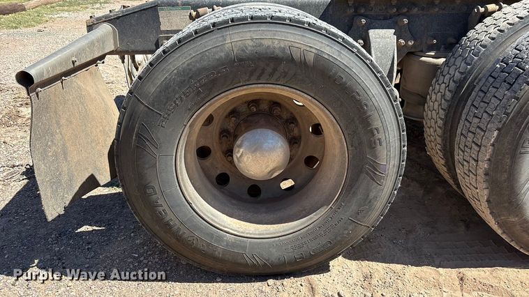 image for item FC2084 2007 Freightliner Classic semi truck