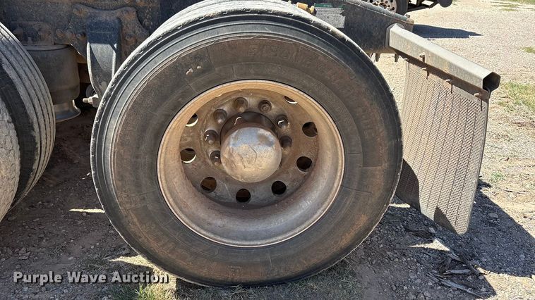image for item FC2084 2007 Freightliner Classic semi truck