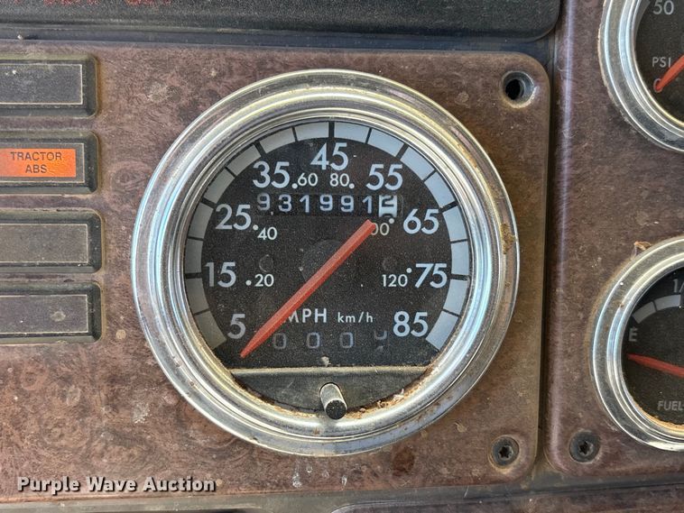 image for item FC2084 2007 Freightliner Classic semi truck