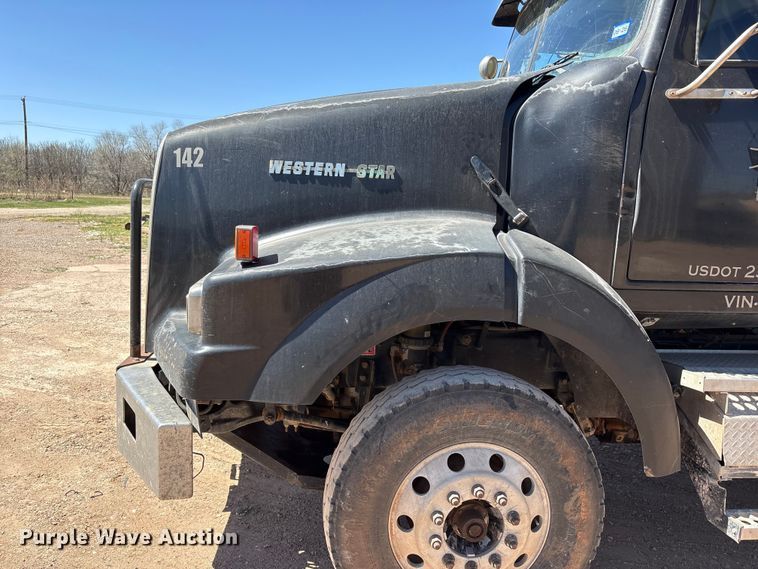 image for item FC2085 2008 Western Star 4900EX semi truck