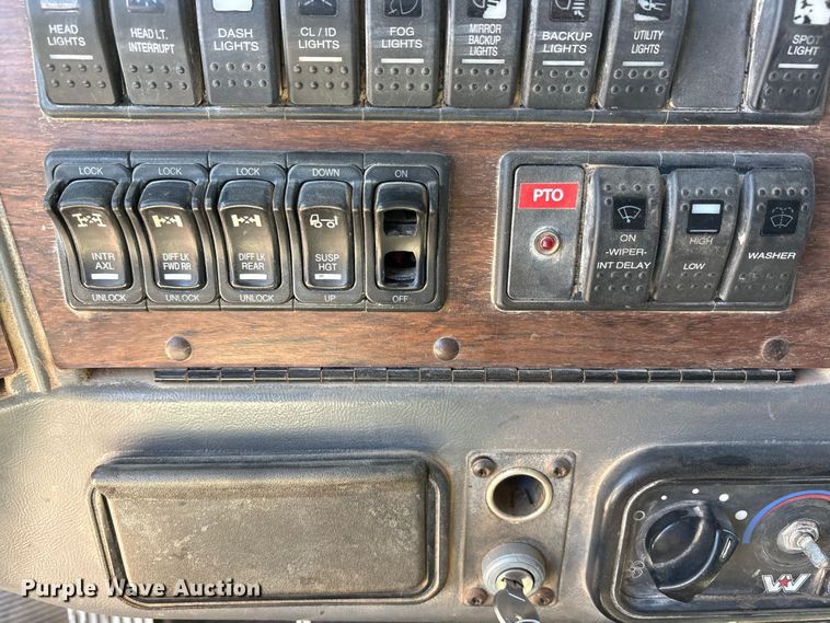 image for item FC2085 2008 Western Star 4900EX semi truck