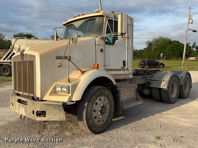 image for item FC3043 2007 Kenworth T800 semi truck