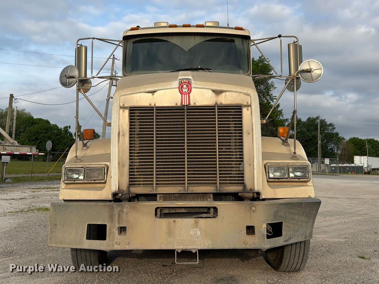 image for item FC3043 2007 Kenworth T800 semi truck