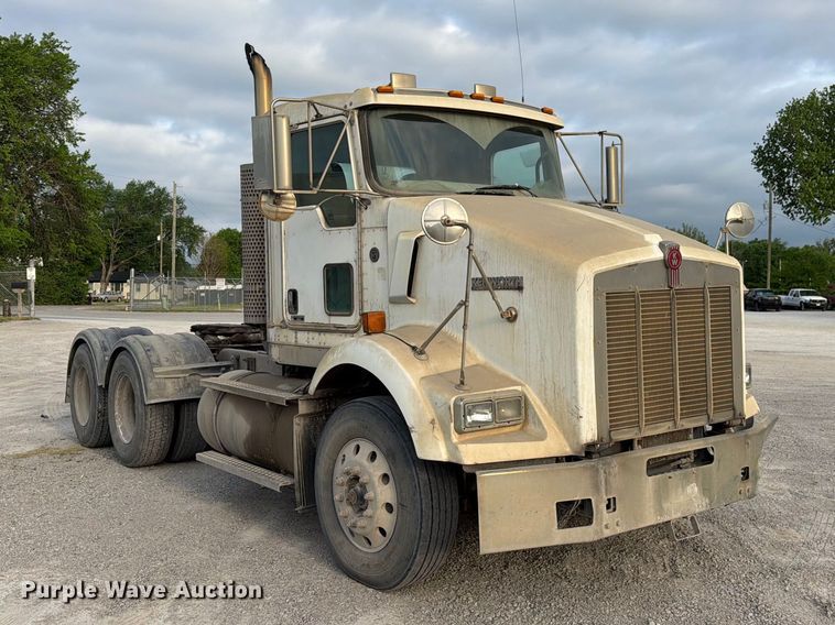 image for item FC3043 2007 Kenworth T800 semi truck