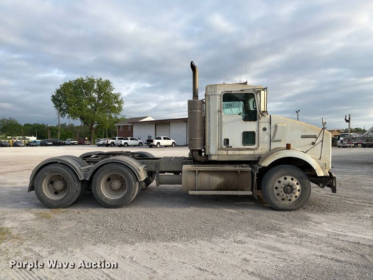 image for item FC3043 2007 Kenworth T800 semi truck