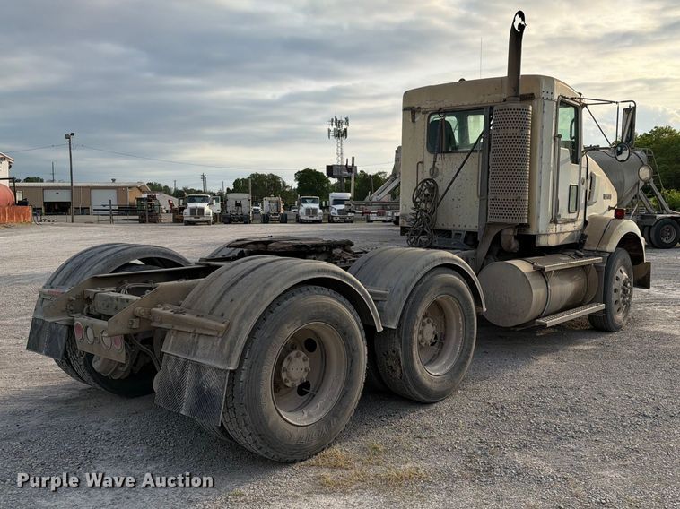 image for item FC3043 2007 Kenworth T800 semi truck