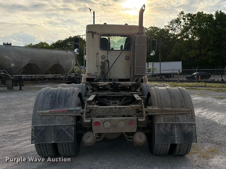 image for item FC3043 2007 Kenworth T800 semi truck