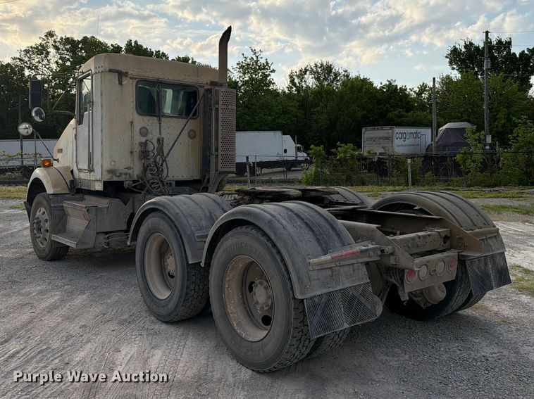 image for item FC3043 2007 Kenworth T800 semi truck