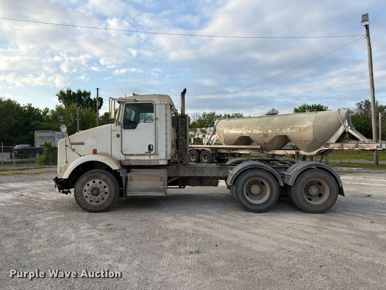 image for item FC3043 2007 Kenworth T800 semi truck