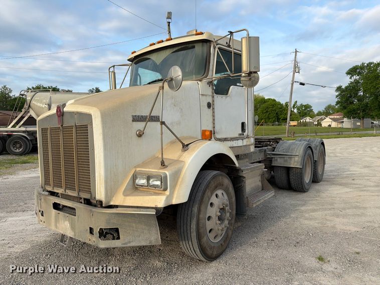 image for item FC3043 2007 Kenworth T800 semi truck