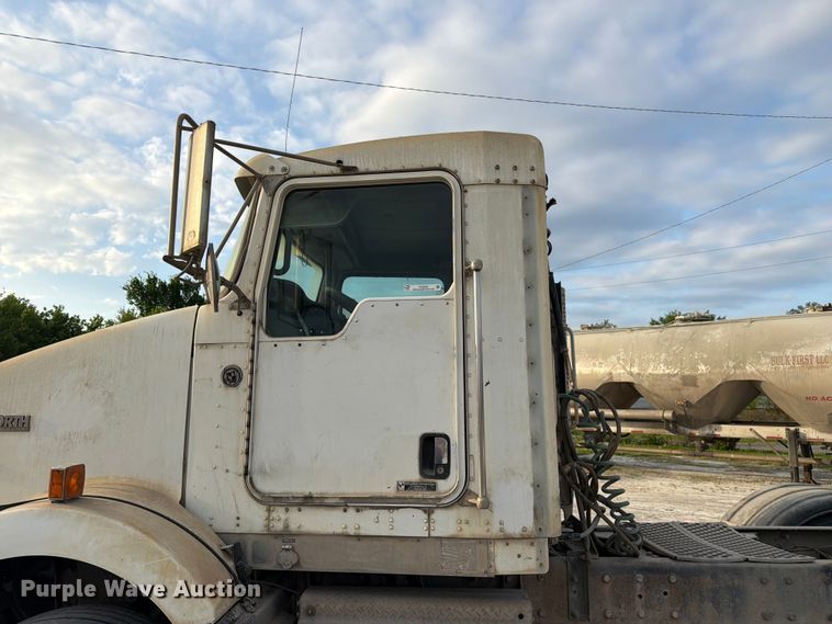 image for item FC3043 2007 Kenworth T800 semi truck