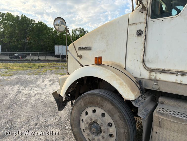image for item FC3043 2007 Kenworth T800 semi truck