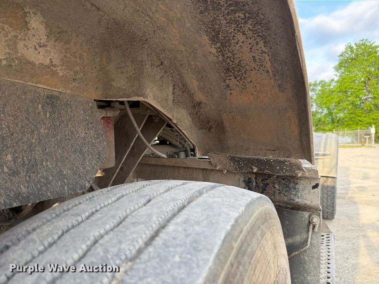 image for item FC3043 2007 Kenworth T800 semi truck