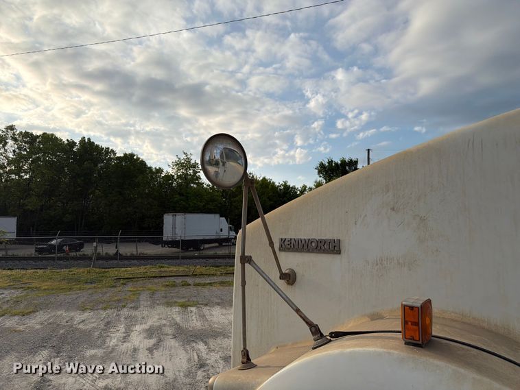 image for item FC3043 2007 Kenworth T800 semi truck