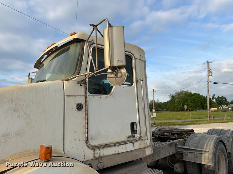 image for item FC3043 2007 Kenworth T800 semi truck