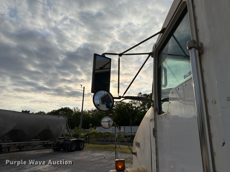 image for item FC3043 2007 Kenworth T800 semi truck