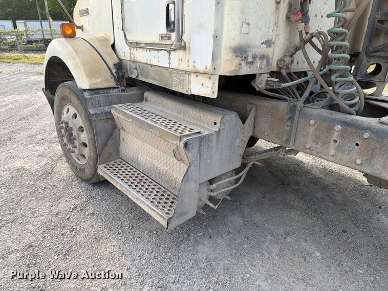 image for item FC3043 2007 Kenworth T800 semi truck