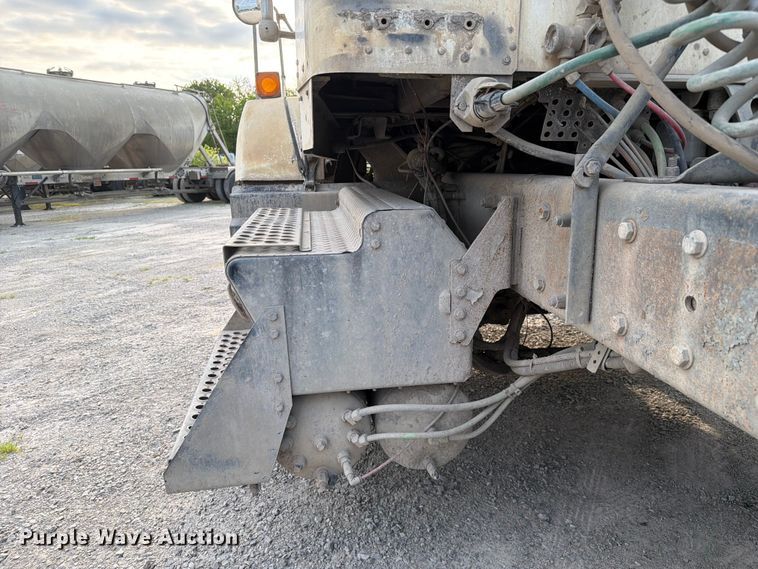 image for item FC3043 2007 Kenworth T800 semi truck