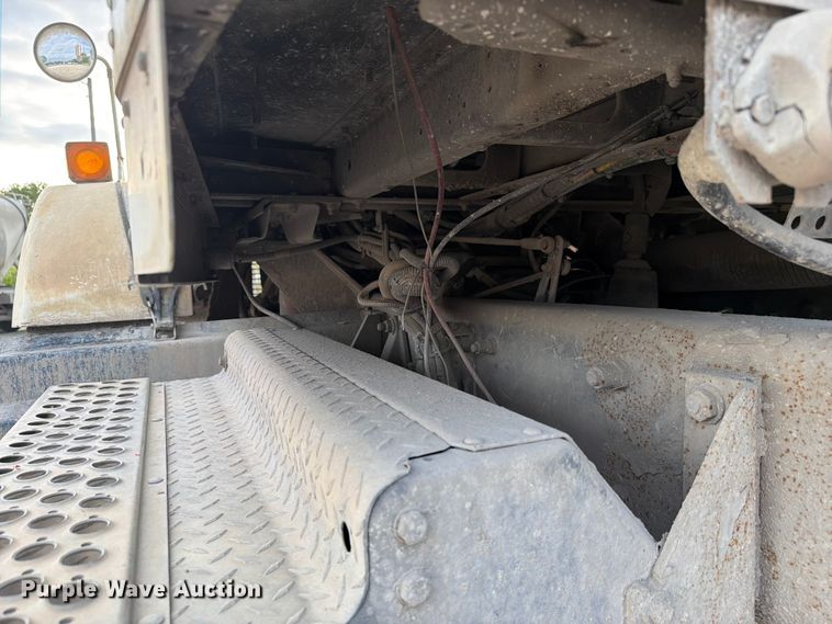 image for item FC3043 2007 Kenworth T800 semi truck