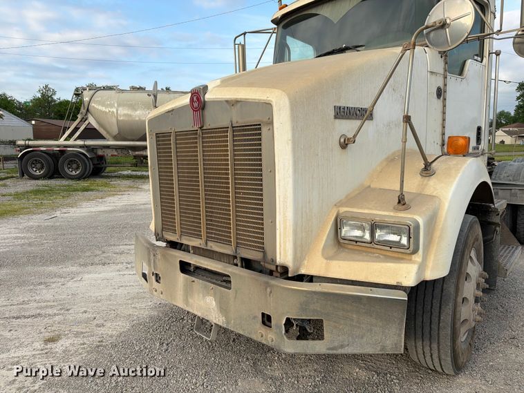 image for item FC3043 2007 Kenworth T800 semi truck