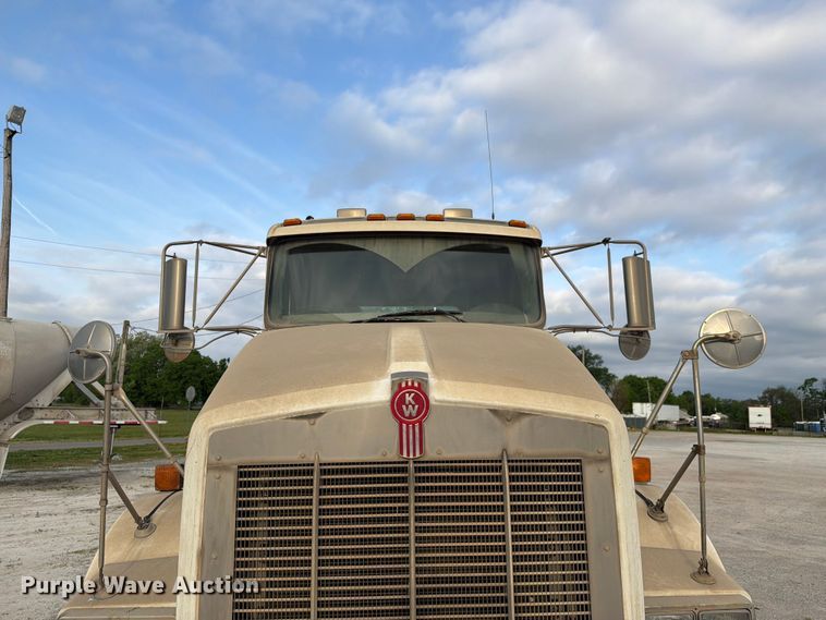 image for item FC3043 2007 Kenworth T800 semi truck