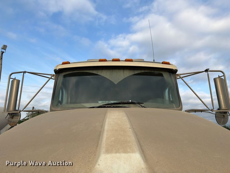 image for item FC3043 2007 Kenworth T800 semi truck