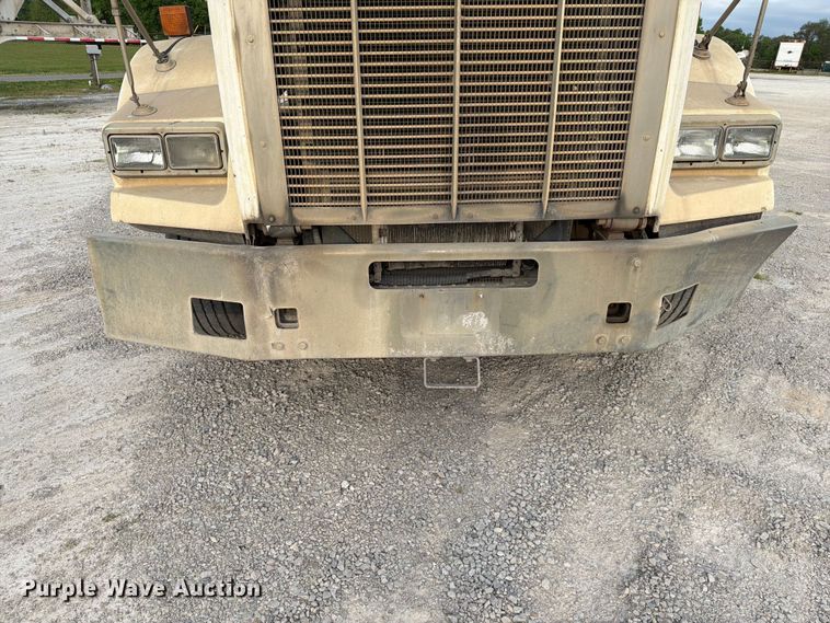 image for item FC3043 2007 Kenworth T800 semi truck