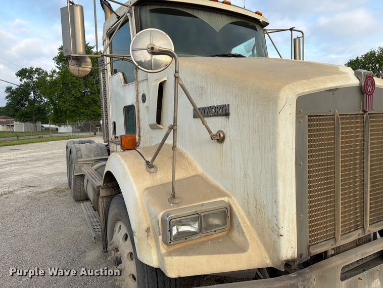image for item FC3043 2007 Kenworth T800 semi truck