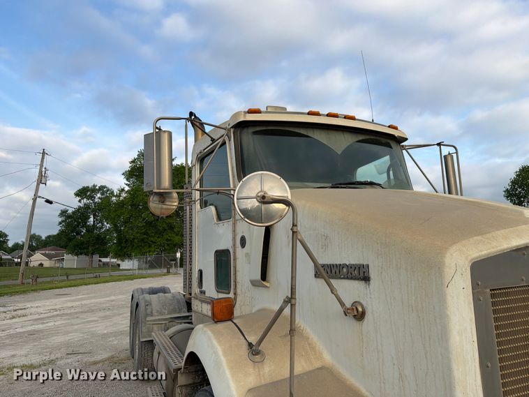 image for item FC3043 2007 Kenworth T800 semi truck